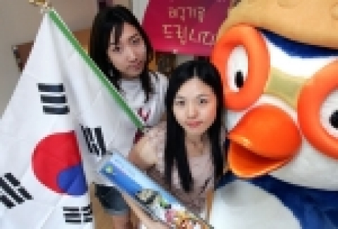 하나로텔레콤은 올해 광복 60주년을 맞아 초고속인터넷 A/S 고객에게 태극기 및 뽀로로 국기함 세트를 증정하는‘하나로 DAY' 이벤트를 실시한다고 밝혔다. 