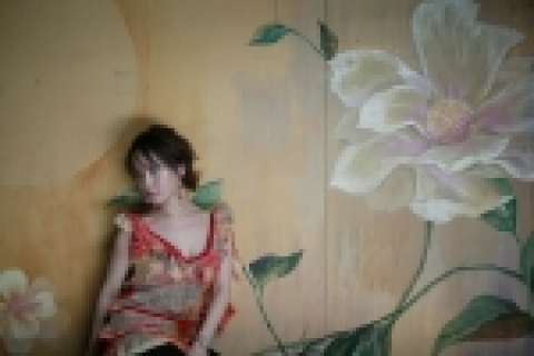가수 박혜경(31)이 다시 음악으로 돌아왔다. 오는 26~27일 서울 &#039;대학로 HS클럽&#039;에서 오후 4시,8시 하루 두차례 스탠딩 공연을 갖는다.