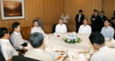 노무현 대통령은 제4차 6자회담 우리측 대표인 송민순 외교부 차관보 등 한국 대표단을 청와대로 초청, 오찬을 함께하고 있다.