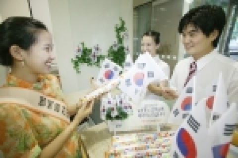 KTF(대표 조영주, www.ktf.com)는 8월 11~12일 양일간 전국 54개 KTF 멤버스 프라자에서 방문 고객에게 ‘태극기 데코레이션 패키지’ 1만 세트를 증정하는 행사를 벌인다.