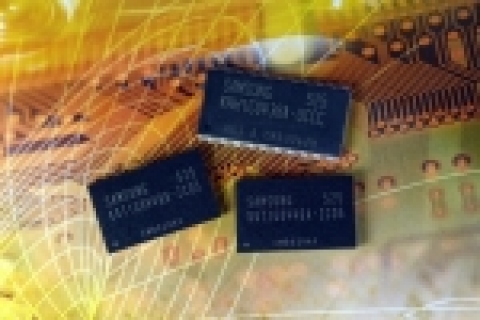 삼성전자가 양산 중인 DDR 제품들 (다리 달린 것이 DDR1, 다리 없는 것이 DDR2)