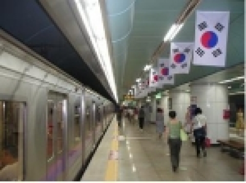 도시철도공사는 광복 60주년을 맞이하여 여수시와 공동 캠페인으로 태극기 500점을 제작, 광화문역사내 대합실 및 승강장에 시범 설치한다.