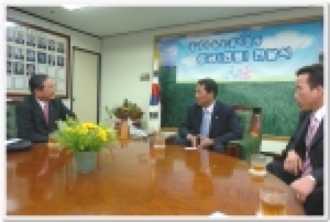 박홍수 농림부장관은 8월 11일 오전11시 농림부 장관실에서 「통일우유 보내기 운동」본부 공동대표인 한국낙농육우협회 이승호 회장에게 금일봉 전달식을 가졌다.