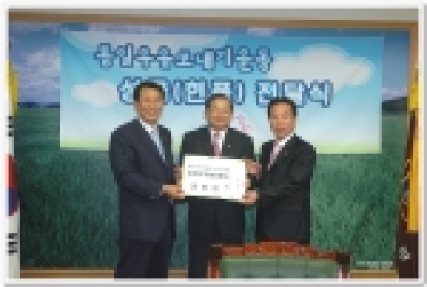 박홍수 농림부장관은 8월 11일 오전11시 농림부 장관실에서 「통일우유 보내기 운동」본부 공동대표인 한국낙농육우협회 이승호 회장에게 금일봉 전달식을 가졌다.