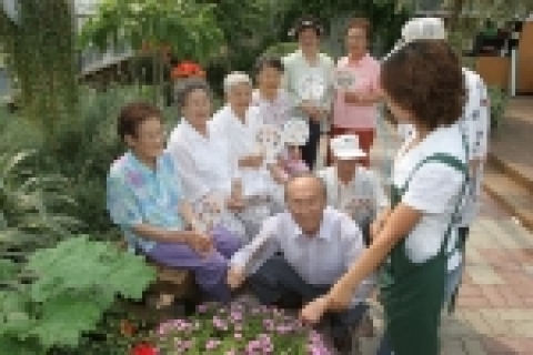 경기도농업기술원(원장 전세창)에서는 지난 4월1일부터 8월1일까지 15회에 걸쳐 매주 월요일에 가정주부와 노인을 대상으로 원예치료에 대한 체계적인 프로그램교육을 실시하여 교육에 참