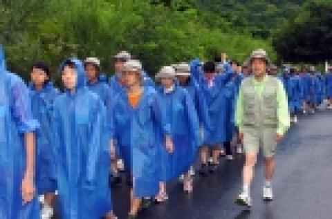 손학규 경기도지사는 7일부터 4일 동안 2005 대학생 평화대장정 대원들을 이끌고 대장정에 올라 강원도 철원군 을지 전망대를 등정하고 철책선에서 대원들과 함께 평화, 통일염원 문자