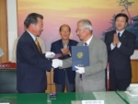 관동대학교 양양캠퍼스 공과대학 이전 및 노인전문병원 건립에 대해 학교법인 명지학과 양양군과의 협약 체결 사진