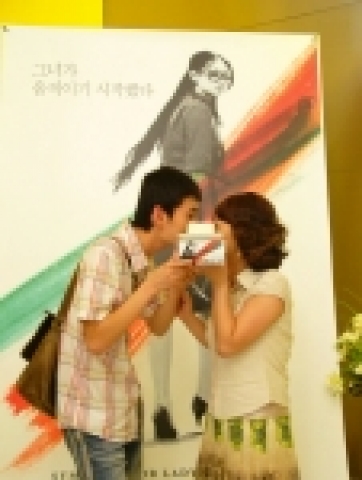 300만명 돌파 기념으로 <친절한 금자씨> 케익 3,000개를 전국 100개 극장의 관객들에게 선물하는 아주 달콤한 이벤트를 진행했다,