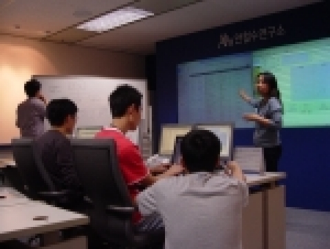 안철수연구소는 국내 최고수준의 긴급대응센터(ASEC) 대응팀을 비롯, 보안 분석팀, 정보시스템팀 등의 정예요원으로 이루어진 특별 대응팀이 광복절을 전후하여 상주하며 만일의 사태에 