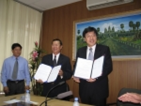 경상대학교 수의과대학은 캄보디아 왕립대학교와 학술교류협정을 체결했다. 