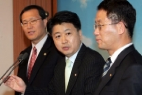 기자회견 중인 노웅래 의원(가운데)