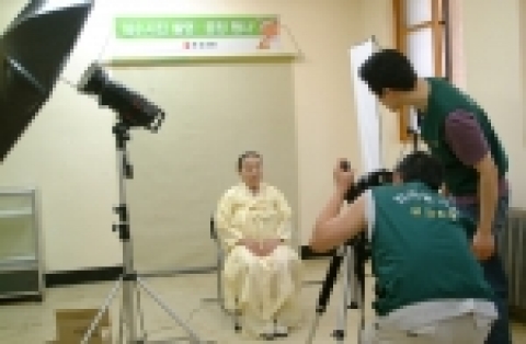 부산은행 북구지구 지역봉사대원 20여명은 부산시 북구 구포3동에 있는 실버벨노인복지관을 방문하여 어르신들의 장수를 기원하며 ‘장수사진’을 촬영하여 드렸으며, 촬영한 사진은 정성스럽게 액자에 넣어 전달할 계획이다.