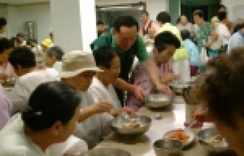 또 말복을 하루 앞둔 이날 점심에는 건강을 기원하며 ‘삼계탕’을 대접하였다.