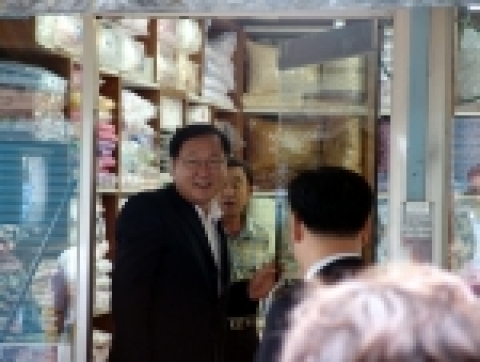 김태년 의원이 성호시장을 방문, 재래시장 문제 해결을 위해 온 힘을 쏟고 있다.