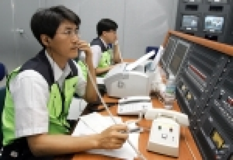 서울 남산동3가 적십자 본사에 설치된 KT 화상상봉 전송실에서  KT직원들이 전송장비를 점검하고 있다.