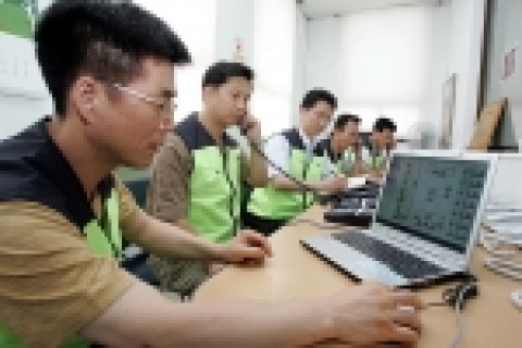 서울 남산동3가 적십자 본사에 설치된 KT 화상상봉 종합상황실에서  KT직원들이 화상단말기의 통신상태를 감시하고 있다.