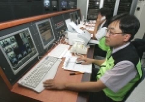 서울 남산동3가 적십자 본사에 설치된 KT 화상상봉 종합상황실에서  KT직원들이 화상단말기의 통신상태를 감시하고 있다.