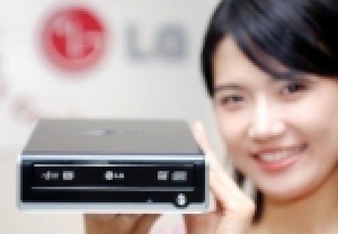 LG전자(대표 金雙秀 / www.lge.com)가 모든 규격의 DVD 기록이 가능한 외장형 16배속 슈퍼멀티 DVD Writer(모델명 GSA-2164D)를 출시한다.