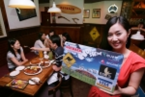 아웃백 스테이크하우스와 하나은행이 제휴한 하나-아웃백 클럽카드가 22일 출시된다.