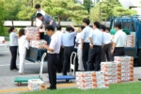 조달청(청장 陳棟洙)은 16일 농촌사랑 1사1촌 자매마을 충북 옥천군 옥천읍 서대리  특산품인 복숭아 판매지원 행사를 가졌다.