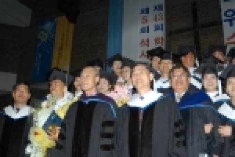 8월 18일 후기 학위수여식이 열린다. 작년 졸업생들이 지도교수들과 행사를 마치고 기념촬영을 하고 있다.