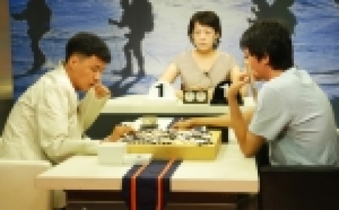 지난8월 14일 한국기원 바둑TV 스튜디오에서 진행된 <제5기 오스람코리아배 신예연승최강전> 결승 1국에서 이세돌이 인정한 ‘무서운 신예’ 강동윤 3단이 이영구 4단에게 흑 불계승을 거두며 신예 최강의 자리에 한걸음 다가섰다.