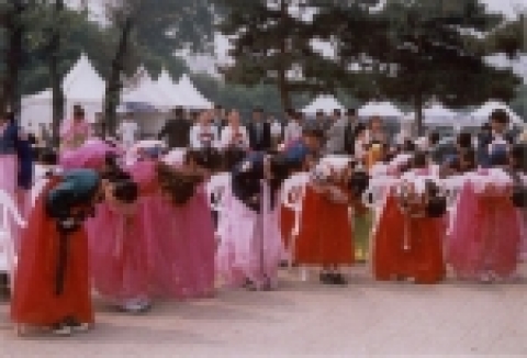 <세계통과의례페스티벌2005(Rites of Passage Festival 2005)>가 ‘통과의례와 나 - 통과의례 새롭게 경험하기’라는 주제로 오는 9월17일(토)부터 19일(월)까지 한가위 연휴를 포함한 3일간 뚝섬 서울숲에서 열린다.