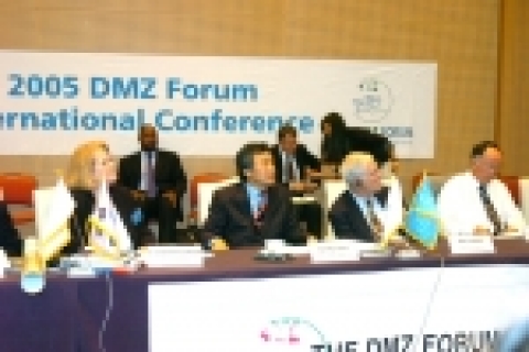 손학규 경기도지사가 8월 16일 고양국제정시장에서 열린 2005 DMZ 포럼 국제회의에서 테드터너 부회장 등과 연설을 경청하고 있다.