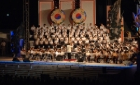 광복60주년 기념음악회는 한국이 낳은 Maestro 정명훈이 이끄는 (재)서울시립교향악단과 유럽에서 활동하는 젊은 성악가 및 김덕수 사물놀이패가 함께 출연하여 광복의 의미를 되새겼