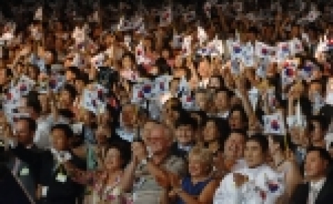 “광복 60주년 기념음악회”를 통하여 새롭게 태어난 서울시립교향악단의 모습을 서울시민 앞에서 맘껏 선보였다.시민들이 태극기를 흔들고 있다.