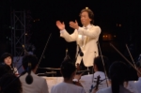 광복 60주년 기념 음악회는 정명훈의 지휘 아래 민족의 서러움이 베어나는 “아리랑”, 최영섭의 “그리운 금강산”, 안익태의 “한국 환상곡” 등이 연주되었다.