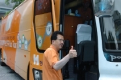 현대해상 하종선 사장이 고객을 찾아 전국 버스투어를 떠나고자 버스에 탑승하는 모습