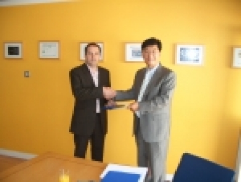 사진 우측에서 좌측으로 한컴 조광제이사와 Phoenix Global Software사의 Spencer Williams(Managing Director)