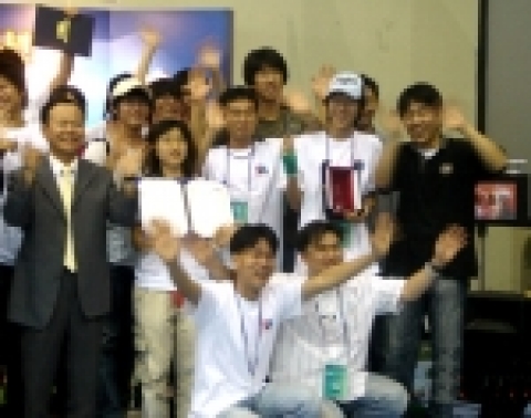 제6회 로봇축구 전국대회 수상자들(로봇축구 창시자 김종환 박사(맨 왼쪽)와 영남대 파워서플라이 팀장 최기석(가운데 줄 중앙)씨 등)  