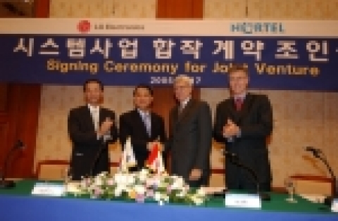 LG전자 김쌍수 부회장과 노텔 빌오웬스 부회장이 계약서에 사인하고 악수를 나누고 있다.양옆에는 LG전자 CFO 권영수 부사장과 노텔 GSM 및 UMTS 부문 피터맥퀴넌 사장.