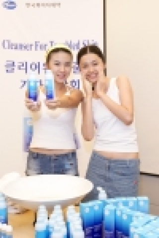 화이자제약 클리어워시 런칭 기자간담회에서 민감한 피부를 위한 클리어워시 시연을 벌이고 있다.