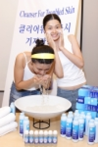 화이자제약 클리어워시 런칭 기자간담회에서 민감한 피부를 위한 클리어워시 시연을 벌이고 있다.
