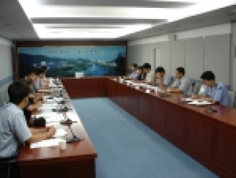 2005 APEC 중소기업장관 회의를 어느 국제대회보다 안전하고 쾌적한 국제행사로 개최하고자 대구시는 8개 안전관계기관이 참가한 안전관계관회의를 8.17(수) 시청 2층 영상회의실에서  개최하였다.
