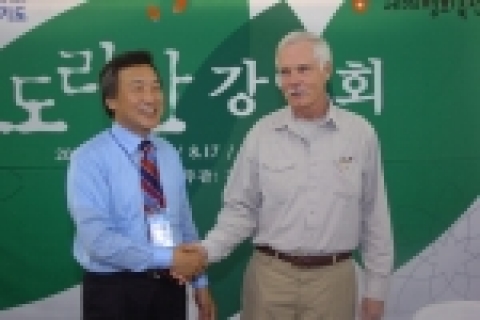 손학규 지사와 테드터너씨가 강연후 악수하고 있다.