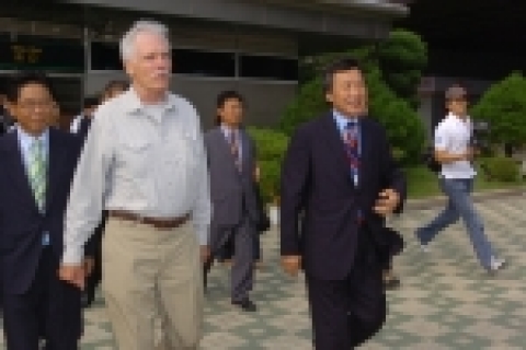 도라산역으로 향하는 손학규 지사와 테드 터너