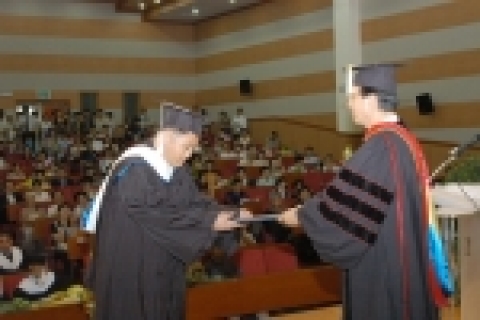 한일장신대학교(총장 정장복) 2004학년도 후기 학위수여식이 오늘(8. 18) 성대하게 거행됐다.