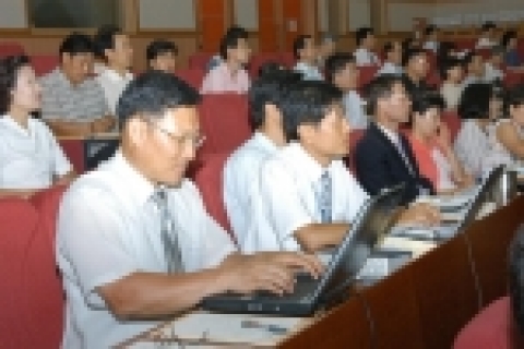개척교회 부흥을 위한 각종 노하우를 전달하는 세미나에 300여명이 참석하는 등 성황을 이룬 가운데, 참석자들이 강의내용을 놓치지 않기 위해 경청하고 있다.