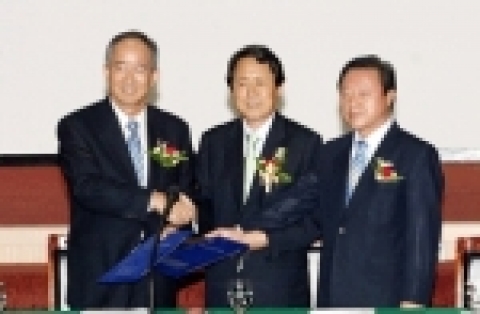 공공기관 지방이전과 혁신도시의 원활한 건설을 추진하기 위하여 이전기관, 관계중앙행정기관, 제주도간에 상호 신뢰를 바탕으로 지방이전 이행 기본협약식을 행정자치부장관(오영교)과 이전 9개기관 대표가 참석한 가운데 협약식을 가졌다.