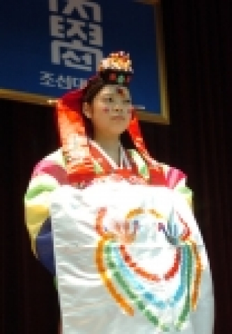 조선대학교가 일본 대학생들을 대상으로 개설한 2005 한국문화체험 프로그램 참가학생들이 8월 18일 오후 2시 서석홀 4층 대강당에서 한복을 직접 입어보며 즐거운 시간을 가졌다.