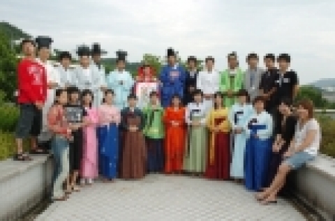 조선대학교가 일본 대학생들을 대상으로 개설한 2005 한국문화체험 프로그램 참가학생들이 8월 18일 오후 2시 서석홀 4층 대강당에서 한복을 직접 입어보며 즐거운 시간을 가졌다.