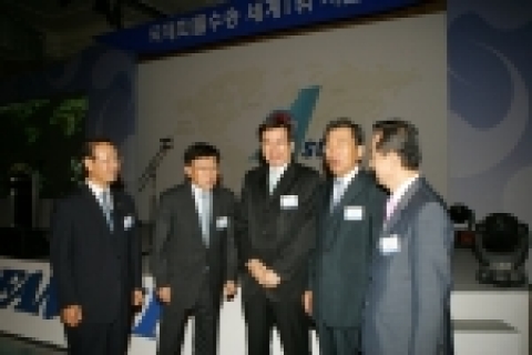 좌로부터 김용덕 건설교통부 차관, 김영주 청와대 경제 수석, 조양호 대한항공 회장(가운데), 안상수 인천시장, 김혁규 대통령 경제 특보