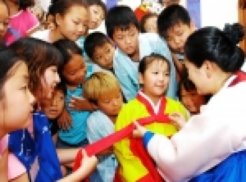 삼성전자 여름방학 자원봉사 캠프에 참가한 임직원 자녀들과 소년소녀 가장이 수원화성 행궁 예절관에서 한복입는법, 절하는 법을 배우고 있다.