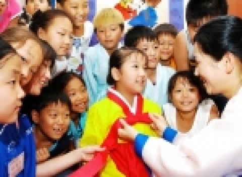 삼성전자 여름방학 자원봉사 캠프에 참가한 임직원 자녀들과 소년소녀 가장이 수원화성 행궁 예절관에서 한복입는법, 절하는 법을 배우고 있다.
