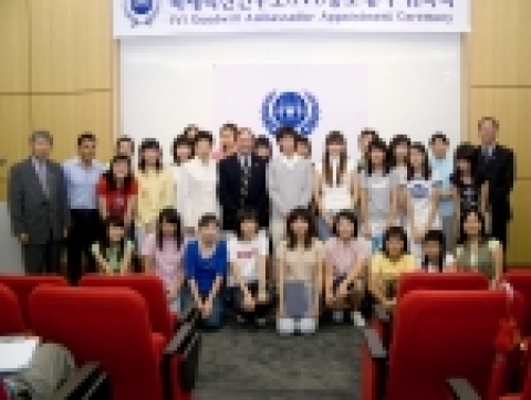 백신개발 국제기구인 국제백신연구소(IVI)의 존 클레멘스 사무총장(둘째 줄 오른쪽에서 여섯째)이 19일 서울대 연구공원 소재 IVI 본부에서 열린 위촉식에서 가수 겸 방송인인 타블