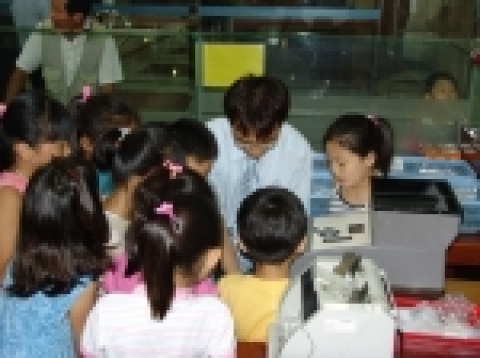 영업부 출납창구에서 어린이들이 신기한 듯 쳐다보고 있다.
